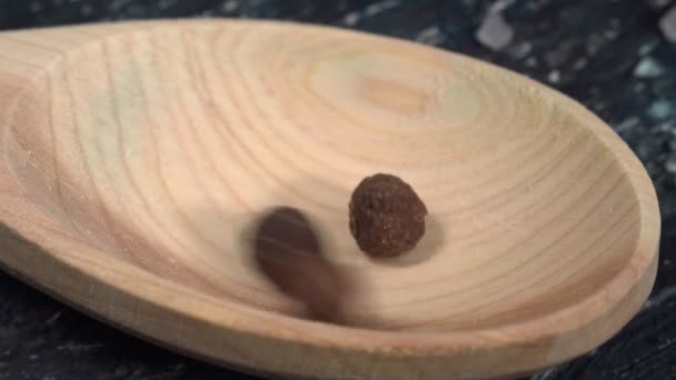 Allspice tombe sur une surface en bois, gros plan, macro. Mouvement lent — Video