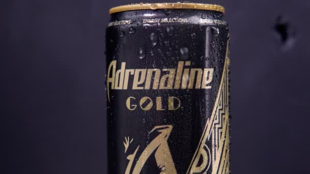 Tjumen, Russland - 25. Mai 2021: Energy Drink Adrenalin-Rausch-Gold. Brand Adrenalin Rush ist ein Unternehmen PepsiCo. — Stockvideo