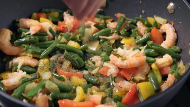 Cocinar verduras con camarones en la cocina. Enfoque selectivo — Vídeos de Stock