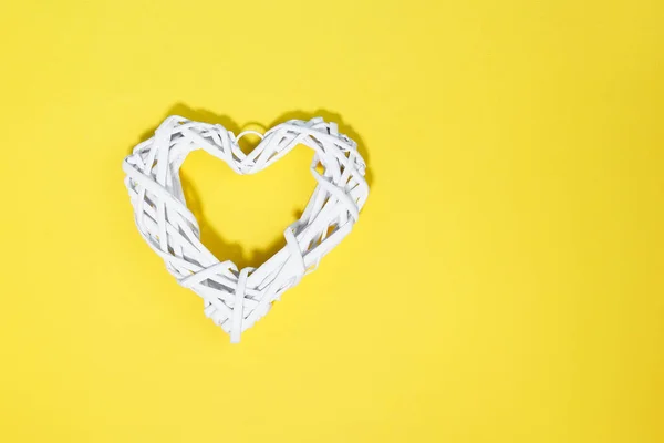 Bílá Ratanová Srdíčka Žlutém Pozadí Šťastný Den Lásko Dobré Ráno — Stock fotografie