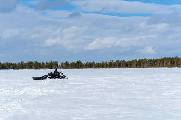 Pescador Snowmobile Passeios Lago Inverno Paisagem Inverno — Fotografia de Stock