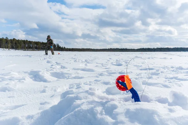 晴れた日に川の氷の上の漁師の冬の風景 ウィンタースポーツ — ストック写真