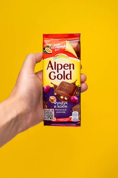 Tyumen Russia May 2021 Milk Chocolate Nuts Raisins Alpen Gold — Stock Photo, Image