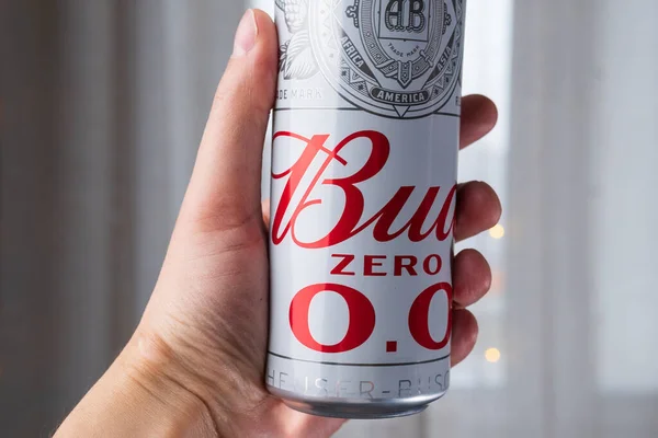 Tyumen Rússia Abril 2021 Bud Beer Can Uma Cerveja Pálida — Fotografia de Stock
