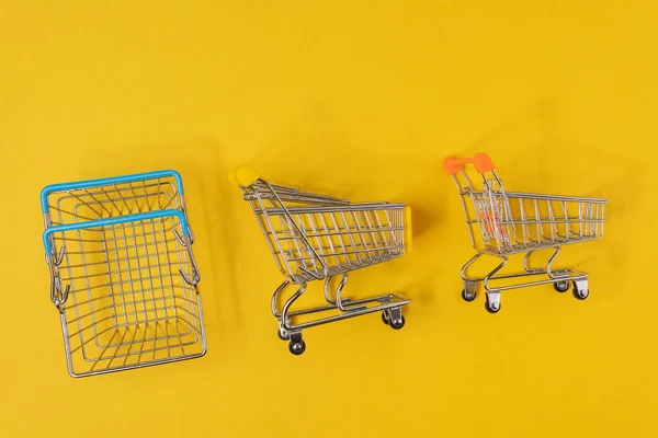 Cesta Vacía Sobre Fondo Amarillo Concepto Compras Descuentos Black Friday — Foto de Stock