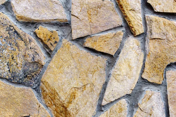 Текстура коричневых камней, рассыпающихся на куски. Покрытие стен природными камнями — стоковое фото