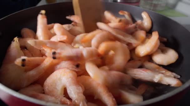 Cocinar gambas en sartén, Mariscos. Camarones cocidos. Comida vegetariana saludable — Vídeos de Stock