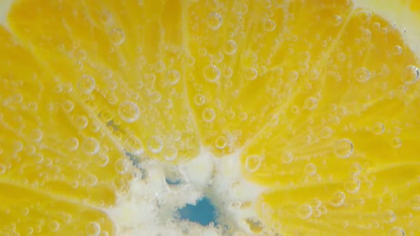 Fruta laranja na macro close-up água. Bebida de toranja refrescante, coquetel. — Vídeo de Stock