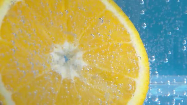 Pomerančové ovoce ve vodě zblízka, pod vodou s bublinkami. — Stock video