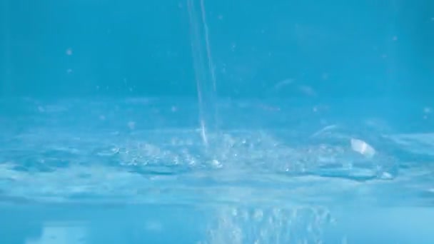 Πίνετε νερό χύνοντας στο ποτήρι στο σπίτι. Καθαρό μεταλλικό νερό — Αρχείο Βίντεο