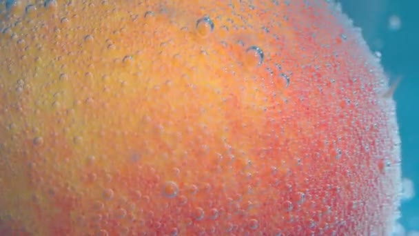 Peach close-up in the water under the water. Selective focus — Stock Video