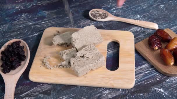 Halva von Sonnenblumenkernen. Traditionelle Naschereien aus dem Nahen Osten. Jüdisches, türkisches, arabisches Nationaldessert. Türkische Freude. — Stockvideo