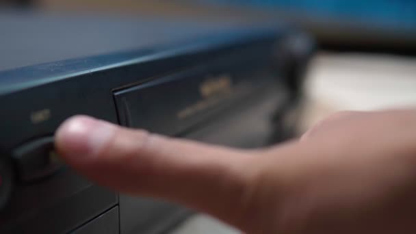 VHS-Band von einem alten Videorecorder oder Player. Technologie. Selektiver Fokus — Stockvideo