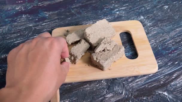 Zonnebloem halva op een donkere achtergrond. Traditioneel oosters dessert. — Stockvideo