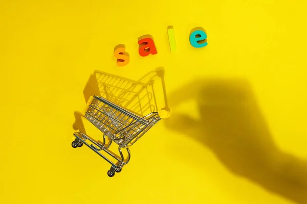Miniatuur Winkelwagentje Supermarkt Een Gele Achtergrond Inscriptie Verkoop Ruimte Voor — Stockfoto