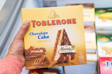 Tyumen, Rusya-Haziran 08, 2021: Toblerone logosu yakın plan. Toblerone İsviçre marka çikolatadır.