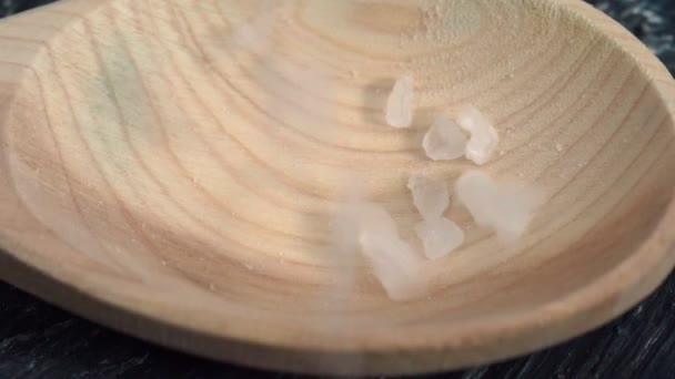 海塩のクローズアップマクロは、木製のスプーンに落ちる。選択的フォーカス — ストック動画