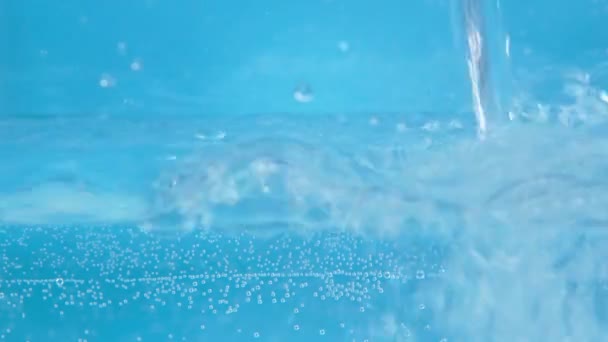 A água é derramada foco seletivo close-up. Conceito de saúde e beleza. close-up — Vídeo de Stock