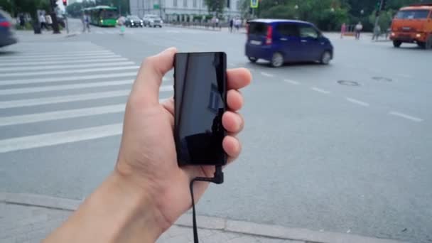 Musikalischer Spieler in der Hand und hört Musik. Hände mit einem Gadget aus nächster Nähe — Stockvideo