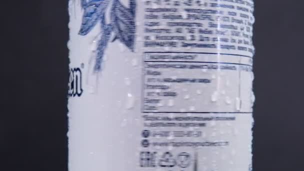 Tyumen, Russia-May 13, 2021: Το Hoegaarden είναι βελγική μπύρα σιταριού που παράγεται από την InBev — Αρχείο Βίντεο