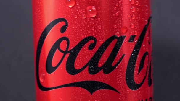 Tyumen, Oroszország-május 13, 2021: Az italt a Coca-Cola Company gyártja és gyártja — Stock videók