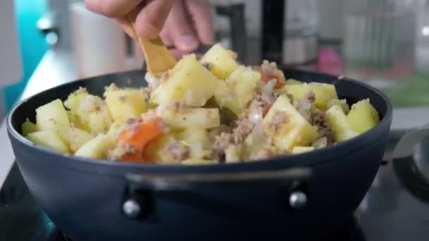 Cena stufato di carne cotto con patate, peperone dolce e zucchine in padella — Video Stock