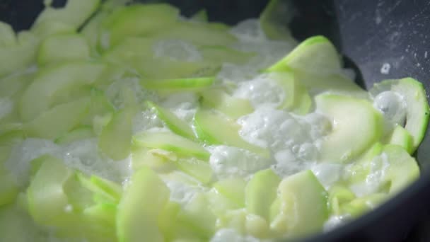 Zubereitung einer glutenfreien hausgemachten Zucchini-Suppe. Zucchini mit Sahne in der Pfanne — Stockvideo