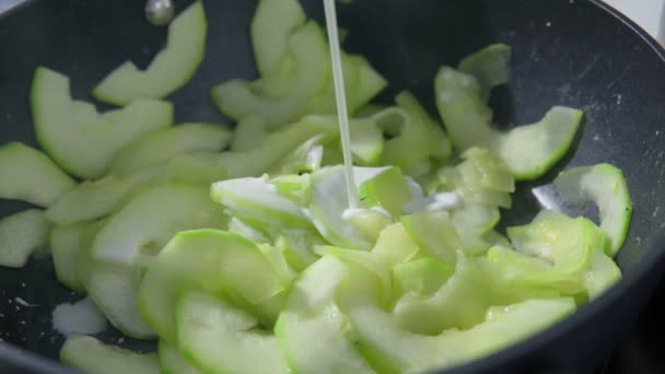 Příprava domácí cuketové polévky bez lepku. cuketa se smetanou na pánvi — Stock video