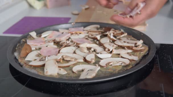 Jambonlu çiğ pizza. Ev yapımı yemekler bir erkek tarafından hazırlanır. — Stok video
