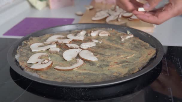 Kochen rohe Pizza mit der Zutat Pilze. Selbstgemachtes wird von einem Mann zubereitet — Stockvideo