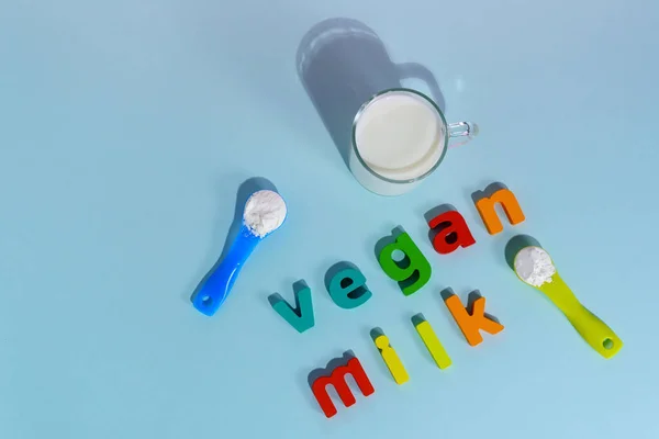 Pulveriserad Vegansk Mjölk Flerfärgad Bakgrund Icke Mejeriprodukter Platt Äggläggning — Stockfoto