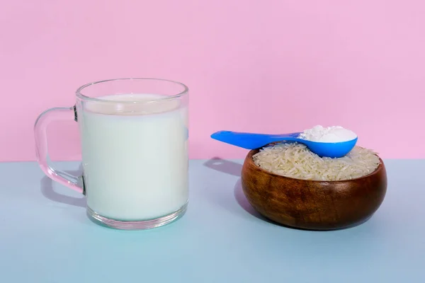 Pulveriserad Vegansk Rismjölk Ett Glas Mjölk Flerfärgad Bakgrund — Stockfoto