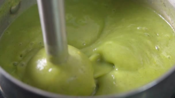 Brokkoli közeli turmixgépet főz. Főzni zöld krém leves zöldségekkel. Lassú mozgás. — Stock videók