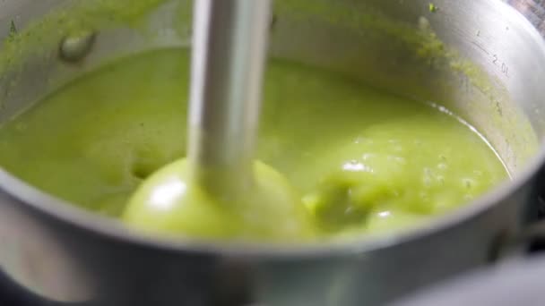 Brócoli cocinando licuadora de cerca. Cocinar sopa de crema verde con verduras. — Vídeo de stock