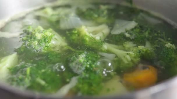 Broccoli, zuppa di panna, verdure bollite. Dieta a base vegetale. Rallentatore — Video Stock