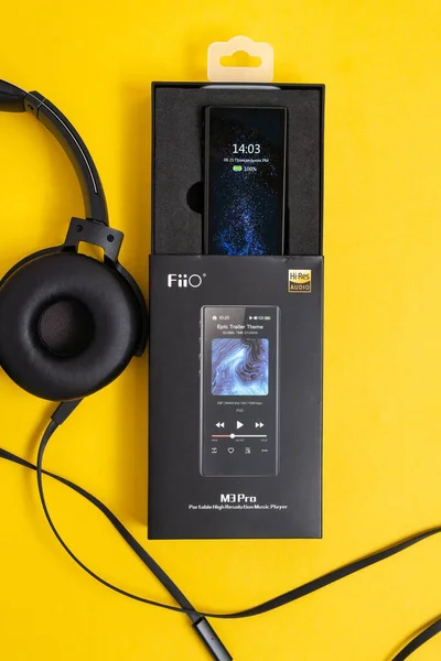 Тюмень, Россия-21 июня 2021 года: китайская компания FiiO player для прослушивания музыки. м3 про наушники — стоковое фото