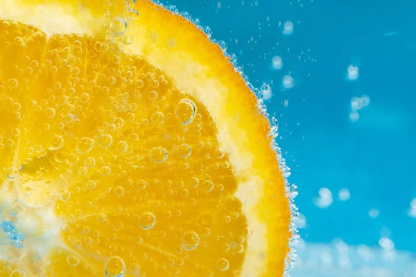Pomerančové Ovoce Vodě Zblízka Pod Vodou Bublinkami — Stock fotografie