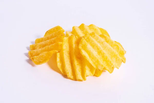 Korrugerade Chips Isolerade Vit Bakgrund Vågiga Potatischips Krispigt Mellanmål Närbild — Stockfoto