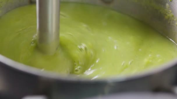 Preparação de sopa de purê de brócolis com um liquidificador. Sopa de creme vegetal — Vídeo de Stock