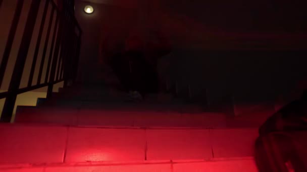 Un criminel s'enfuit de la police dans l'escalier. Concentration sélective — Video