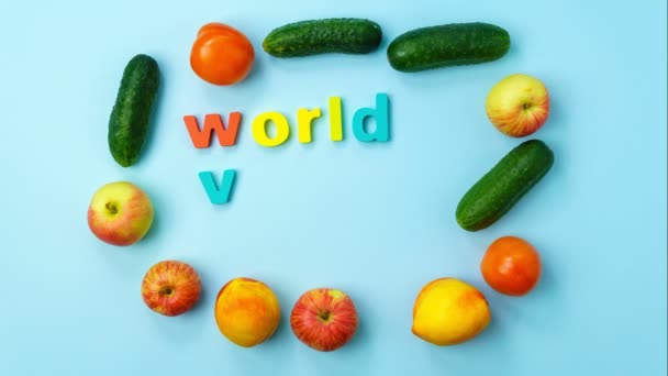 La Journée mondiale végétalienne est célébrée le 1er novembre. Légumes concombres tomates pommes. Animation stop motion — Video