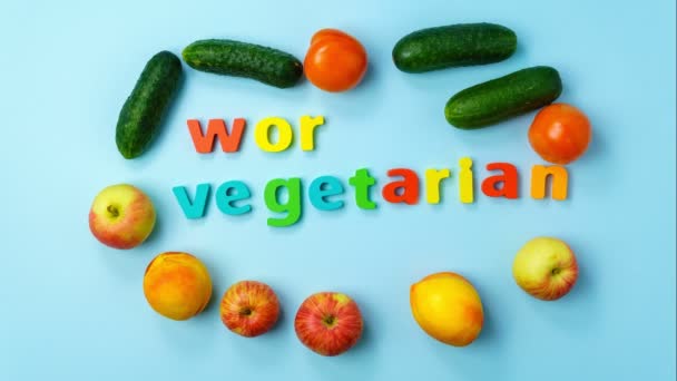 Journée mondiale des végétariens, 1er octobre, légumes sur fond bleu vue de dessus. Animation stop motion — Video