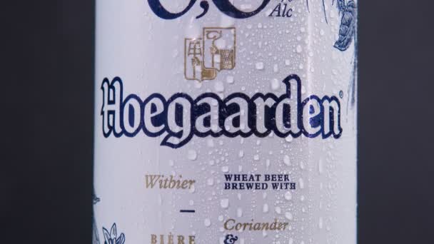 Tyumen, Russia-maggio 13, 2021: birra analcolica Hoegaarden lattina di alluminio. — Video Stock