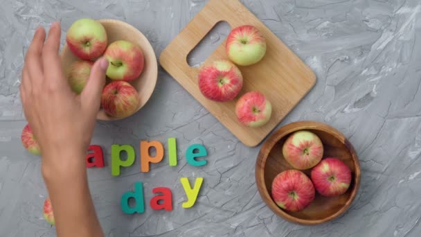 Apple est un jour férié national le 21 octobre. Pommes rouges sur fond gris. Pose plate — Video