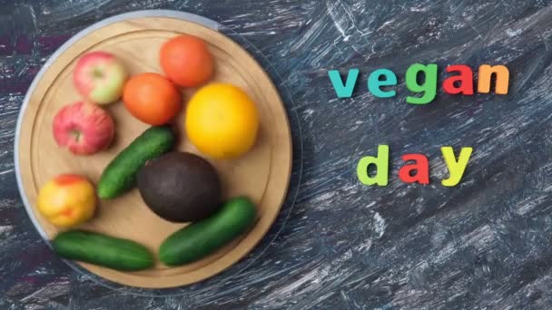 세계 베간의 날. 건강 한 삶을 위해 야채를 먹는다. 건강에 좋은 음식 섭취. — 비디오