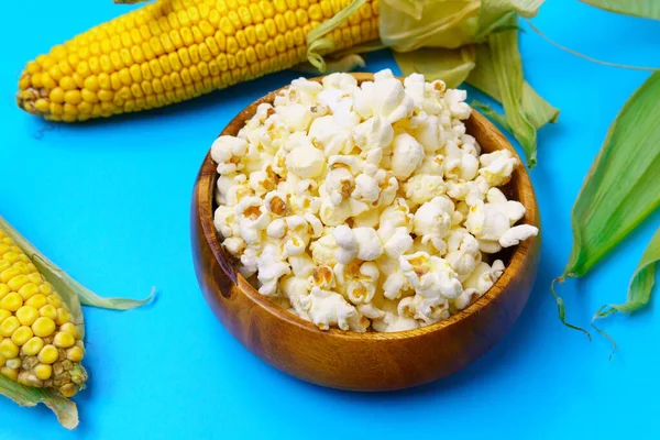 Popcorn Raw Organic Yellow Corn Cob Ready Eat Blue Background — Stock Photo, Image