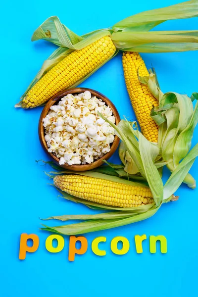 Zbiorach Kukurydza Kukurydza Kolbie Popcorn Niebieskim Tle Miski Zdjęcie Pionowe — Zdjęcie stockowe