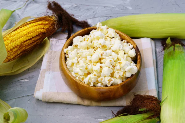 Tasty Traditional Popcorn Corn Cobs Grey Background — Stock Photo, Image