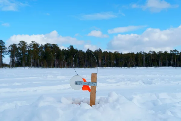 晴れた日に川釣り棒の氷の上の冬の風景 ウィンタースポーツ — ストック写真