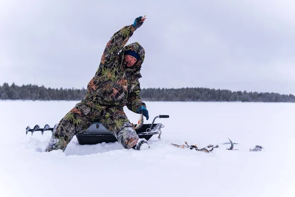 Fisherman Action Catching Perch Fish Ice Sports Fishing — Stock Photo, Image